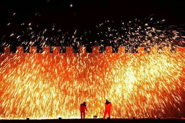 Performers throw molten metal to create a fireworks diplay during the “Dashuhua” traditional Chinese performance in Handan, in northern China's Hebei province on February 7, 2024, ahead of the Lunar New Year of the Dragon which falls on February 10. (Photo by AFP Photo/China Stringer Network)