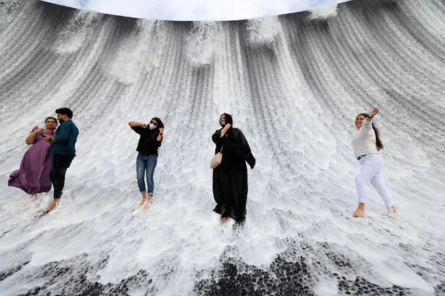 Visitors are pictured at the water feature at Dubai Expo 2020, in Dubai, United Arab Emirates, January 16, 2022. (Photo by Christopher Pike/Reuters)