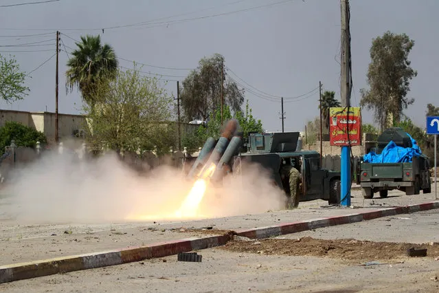 Iraqi rapid response members fire a missile against Islamic State militants during a battle with the militants in Mosul, Iraq March 29, 2017. (Photo by Khalid al Mousily/Reuters)