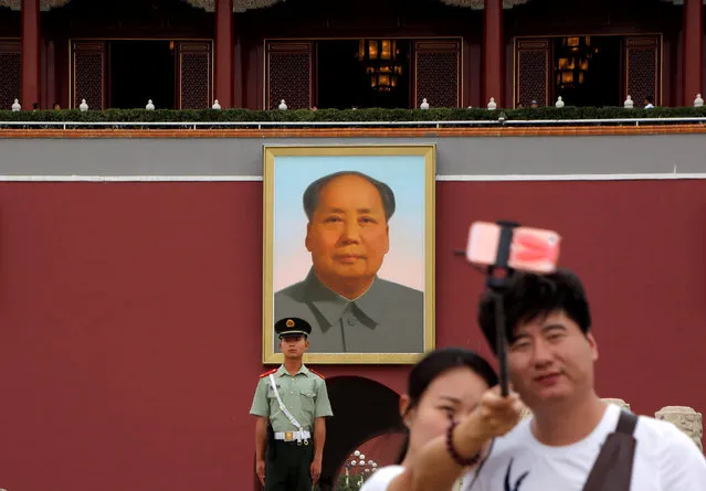 People take pictures of themselves in front of a giant portrait of Chinese late chairman Mao Zedong at the Tiananmen gate in Beijing, China, May 31, 2016. (Photo by Kim Kyung-Hoon/Reuters)