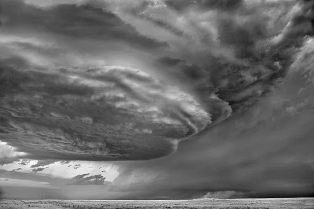 Storms can change form fast. With the right wind conditions, they become what storm chasers call a “mothership”, which is marked by its distinct structure and appearance of floating. Here: “Mothership”, Obar, N.M., 2009. (Photo by Roger Hill)