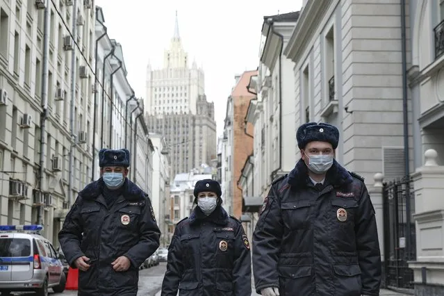 Russian police officers wearing face masks to protect against coronavirus, patrol an almost empty Arbat street in Moscow, Russia, Thursday, April 2, 2020. President Vladimir Putin has ordered most Russians to stay off work until the end of the month to curb the spread of the coronavirus. Speaking in a televised address to the nation on Thursday, Putin said he was extending the non-working policy he ordered earlier for this week to remain in force throughout April. (Photo by Kirill Zykov/Moscow News Agency Photo via AP Photo)