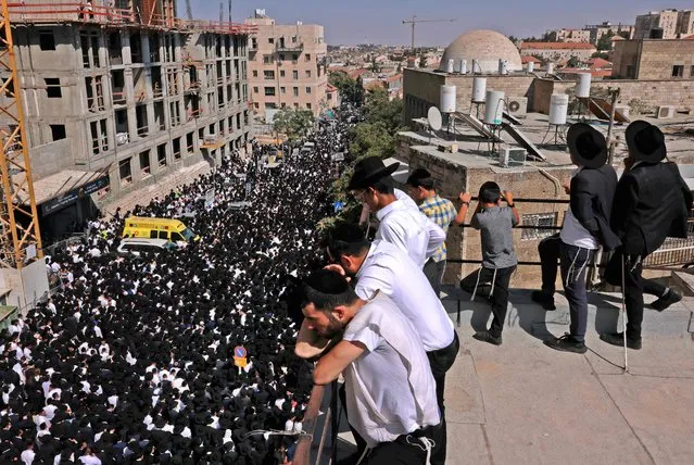 Thousands of ultra orthodox Jews attend on August 22, 2022 the funeral in Jerusalem of Rabbi Shalom Cohen, the influential spiritual leader of Israel's largest ultra-Orthodox Shas political party, who died in hospital today at the age of 91. Cohen, who headed the Council of Torah Sages, the highest body in the Shas party, had been at the Hadassah hospital in Jerusalem when his health deteriorated on Sunday evening, according to his family. (Photo by Menahem Kahana/AFP Photo)