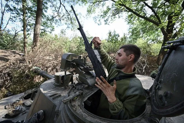A Ukrainian artilleryman works on a 2S3 Akatsiya self-propelled howitzer in Mykolaiv region on September 19, 2022, amid the Russian invasion of Ukraine. (Photo by Genya Savilov/AFP Photo)