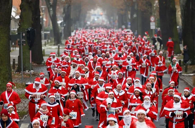 People dressed as Santa Claus take part in the Nikolaus Lauf (Saint Nicholas run), in the streets of Michendorf, Germany on December 4, 2022. (Photo by Lisi Niesner/Reuters)