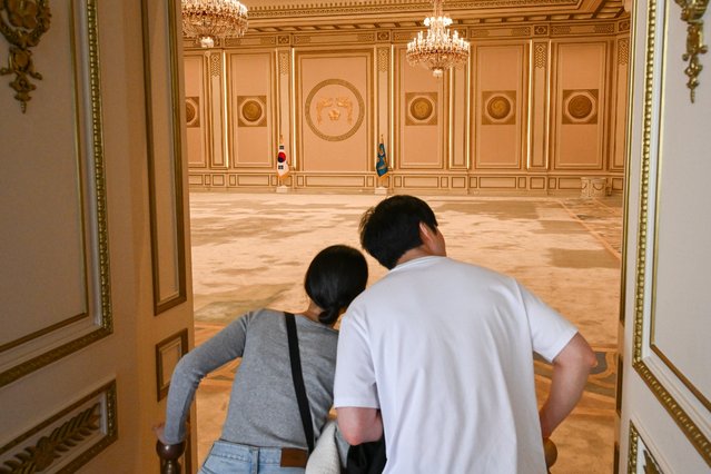 Citizens who visited the Blue House guest house on April 20, 2025 are looking around the interior. The number of visitors has skyrocketed since the impeachment of former President Yoon Seok-yeol, as the possibility of the next government returning to the Blue House has been raised.  (Photo by Koh Woon-ho)