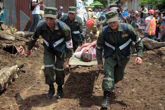 Nicaraguan army members carry a participant playing the role of a victim during a national multi-hazard drill organized by the National System for Prevention, Mitigation and Attention to Disasters (SINAPRED), in the 30 de Mayo neighborhood in Managua, Nicaragua, September 26, 2016. (Photo by Oswaldo Rivas/Reuters)