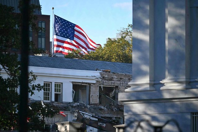 Heavy machinery tears down a section of the East Wing of the White House as construction begins on President Donald Trump's planned ballroom, in Washington, DC, on October 20, 2025. US President Donald Trump held a glitzy dinner October 15, 2025 to thank billionaires and top companies for donating to the new $250 million ballroom he is building at the White House. The guests included representatives from tech firms like Amazon, Apple, Meta, Google, Microsoft and Palantir and defense giant Lockheed Martin, according to US media citing a White House guest list. (Photo by Pedro Ugarte/AFP Photo)