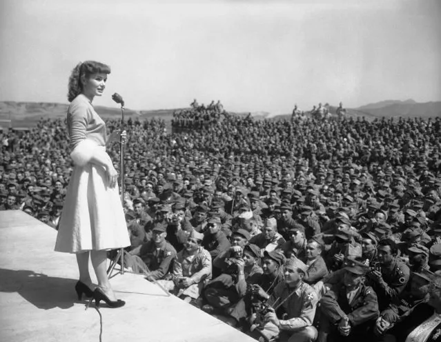 Movie star Debbie Reynolds entertaining at 8th Army headquarters in Seoul, South Korea on Monday, May 23, 1955. (Photo by AP Photo)