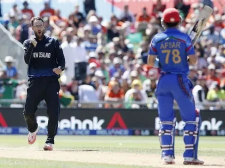 New Zealand's Daniel Vettori (L) celebrates the dismissal of Afghanistan's Afsar Zazai (R) during their Cricket World Cup match in Napier, March 8, 2015. REUTERS/Nigel Marple 