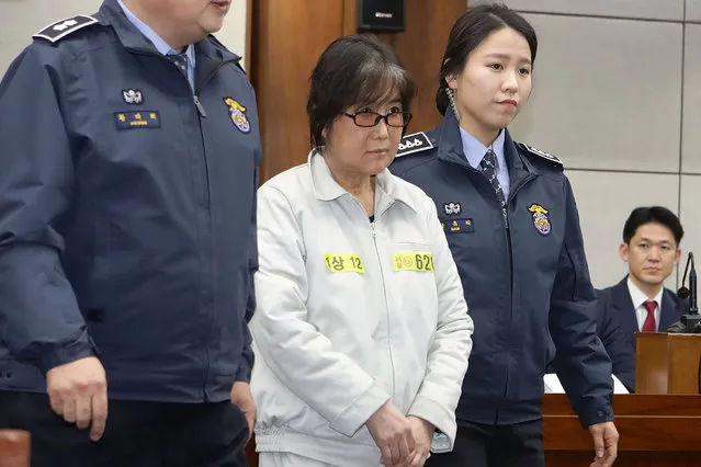 Choi Soon-sil, the woman at the centre of the South Korean political scandal and long-time friend of President Park Geun-hye, appears for her first trial at the Seoul Central District Court on January 5, 2017 in Seoul, South Korea. (Photo by Chung Sung-Jun/Reuters)