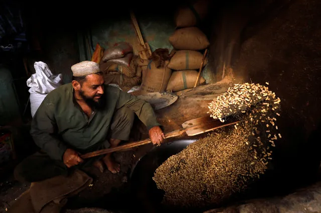 A man cooks peanuts for sale at a shop in Peshawar, Pakistan January 7, 2019. (Photo by Fayaz Aziz/Reuters)