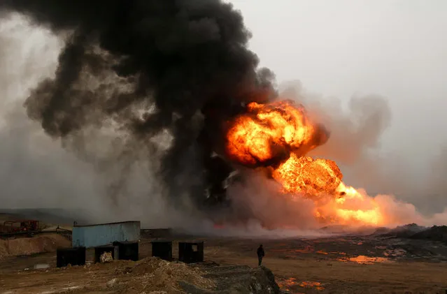 Thick smoke rises as a fire breaks out at oil wells set ablaze by Islamic State militants before fleeing the oil-producing region of Qayyara, Iraq, January 15, 2017. (Photo by Girish Gupta/Reuters)