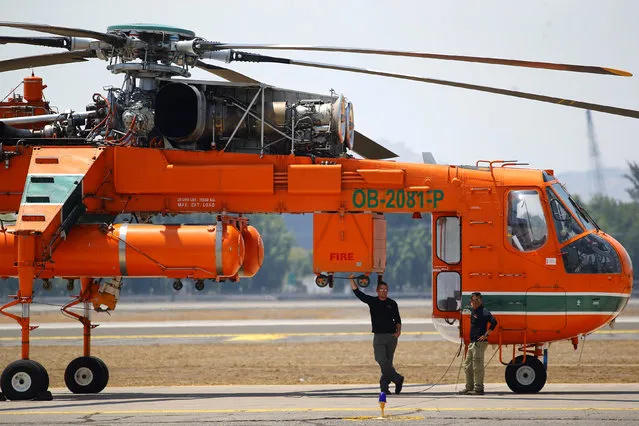 A fire fighting helicopter “Sky crane” is seen at Santiago's airport after arriving to help to extinguish wildfires in Chile's central-south regions, Chile February 2, 2017. (Photo by Ivan Alvarado/Reuters)