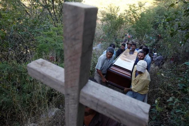 Relatives of a victim of a bus crash carry a coffin while arriving to a cemetery for his funeral service in the municipality of San Miguelito, on the outskirts of Tegucigalpa, Honduras, February 6, 2017. (Photo by Jorge Cabrera/Reuters)