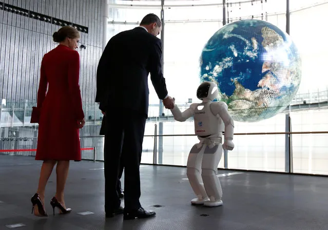 Spain's King Felipe, accompanied by Queen Letizia (L), shakes hands with Honda Motor's humanoid robot Asimo as they visit Miraikan (National Museum of Emerging Science and Innovation) in Tokyo, Japan April 5, 2017. (Photo by Issei Kato/Reuters)