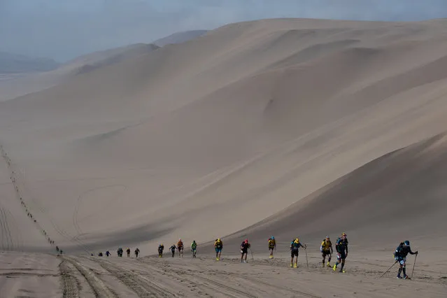 Competitors take part in the second stage of the 2nd Half Marathon of Sables Ica Desert-Peru, in Paracas, Peru, on December 3, 2019. Competitors compete in the race of 109 km divided into 3 stages through the Ica Desert at a free pace and in self-sufficiency conditions from December 1 to December 6, 2019. (Photo by Martin Bureau/AFP Photo)