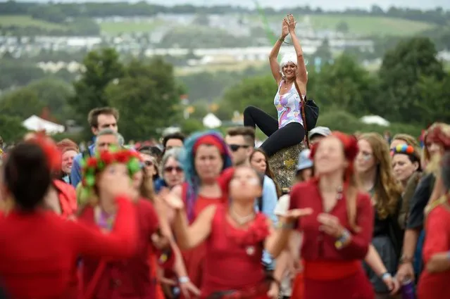 Festival-goers gather in the Stone Circle at the Glastonbury Festival of Music and Performing Arts on Worthy Farm near the village of Pilton in Somerset, south-west England on June 22, 2017. Some 175,000 people are expected to descend on Worthy Farm outside Glastonbury in Somerset, south-west England, in sizzling temperatures but with reinforced security measures after a string of terror attacks in Britain. (Photo by Oli Scarff/AFP Photo)