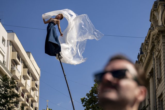 An artist of the French RoZeo theater company performs during the B-FIT in the Street international festival in Bucharest, Romania, Friday, June 30, 2023. The street theater festival will take place over the next three days in the Romanian capital. (Photo by Vadim Ghirda/AP Photo)