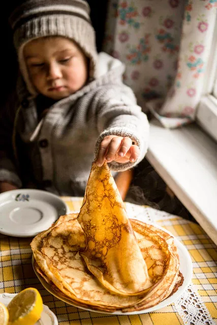 Food for family – Olek eating pancakes by Anna Włodarczyk. (Photo by Anna Włodarczyk/Pink Lady Food Photographer Award 2020)