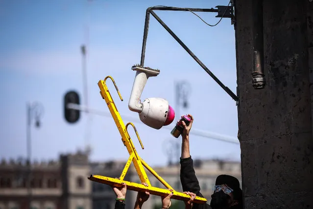 A man paints a security camera during a protest against police brutality in Mexico City, Mexico, on June 8, 2020. The death of George Floyd in the U.S. last May 25, in Minneapolis, at the hands of police, has unleashed protests for racial justice and against police brutality in cities around the world. Demonstrators protested against the beating up of Melanie, 16, by police officers during the demonstrations in support of the Black Lives Matter movement on June 5. Demonstrators are also demanding justice for Giovanni Lopez who was recently killed under police custody in Jalisco. (Photo by Manuel Velasquez/Anadolu Agency via Getty Images)