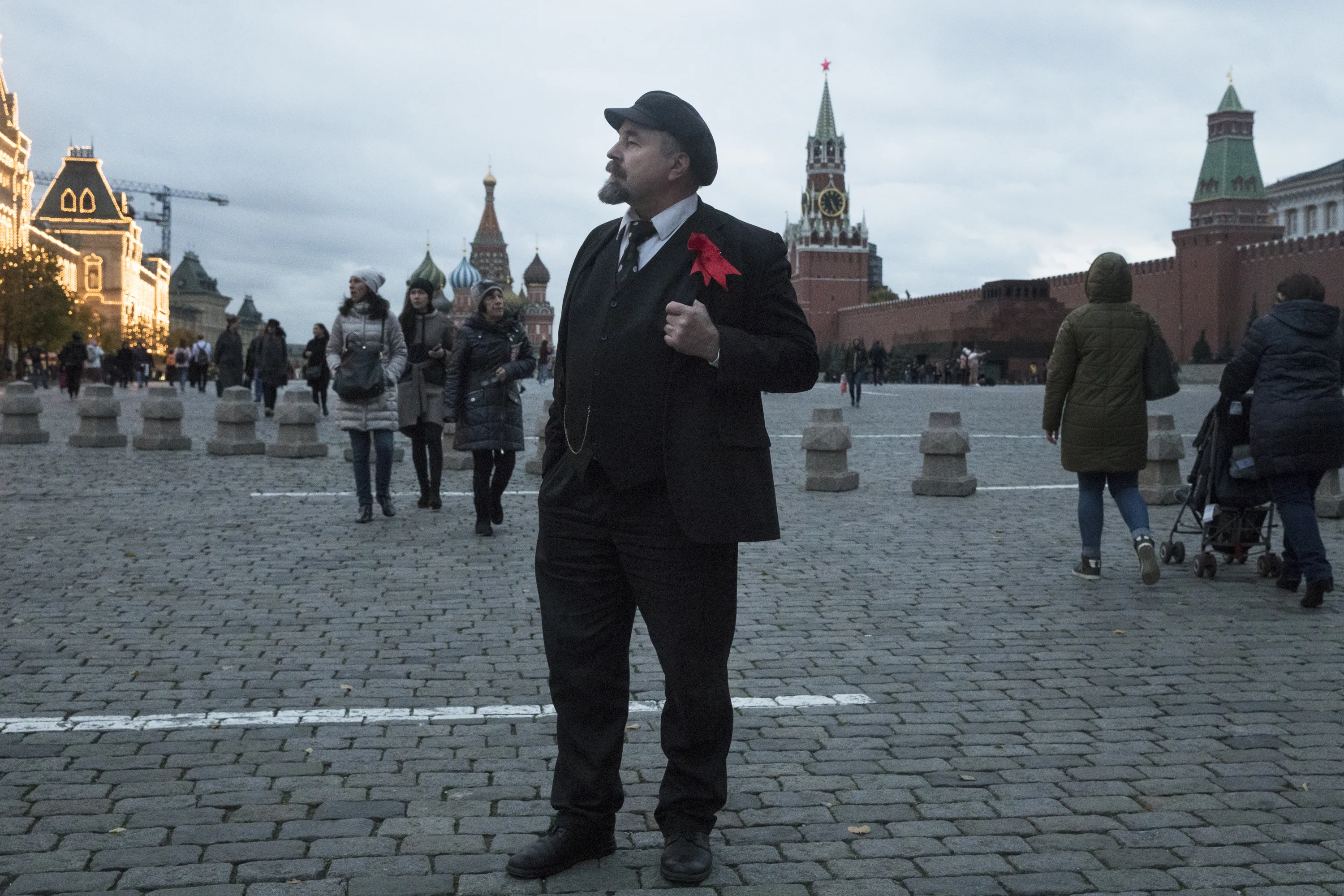Зовет жить в москву. Двойник Ленина на красной площади. Ленин на красной площади в мавзолее. Ленин в Москве красная площадь.