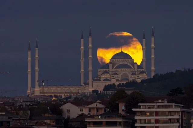 A full moon rises behind the Camlica mosque in Istanbul, Turkey, Tuesday, November 8, 2022. (Photo by Emrah Gurel/AP Photo)