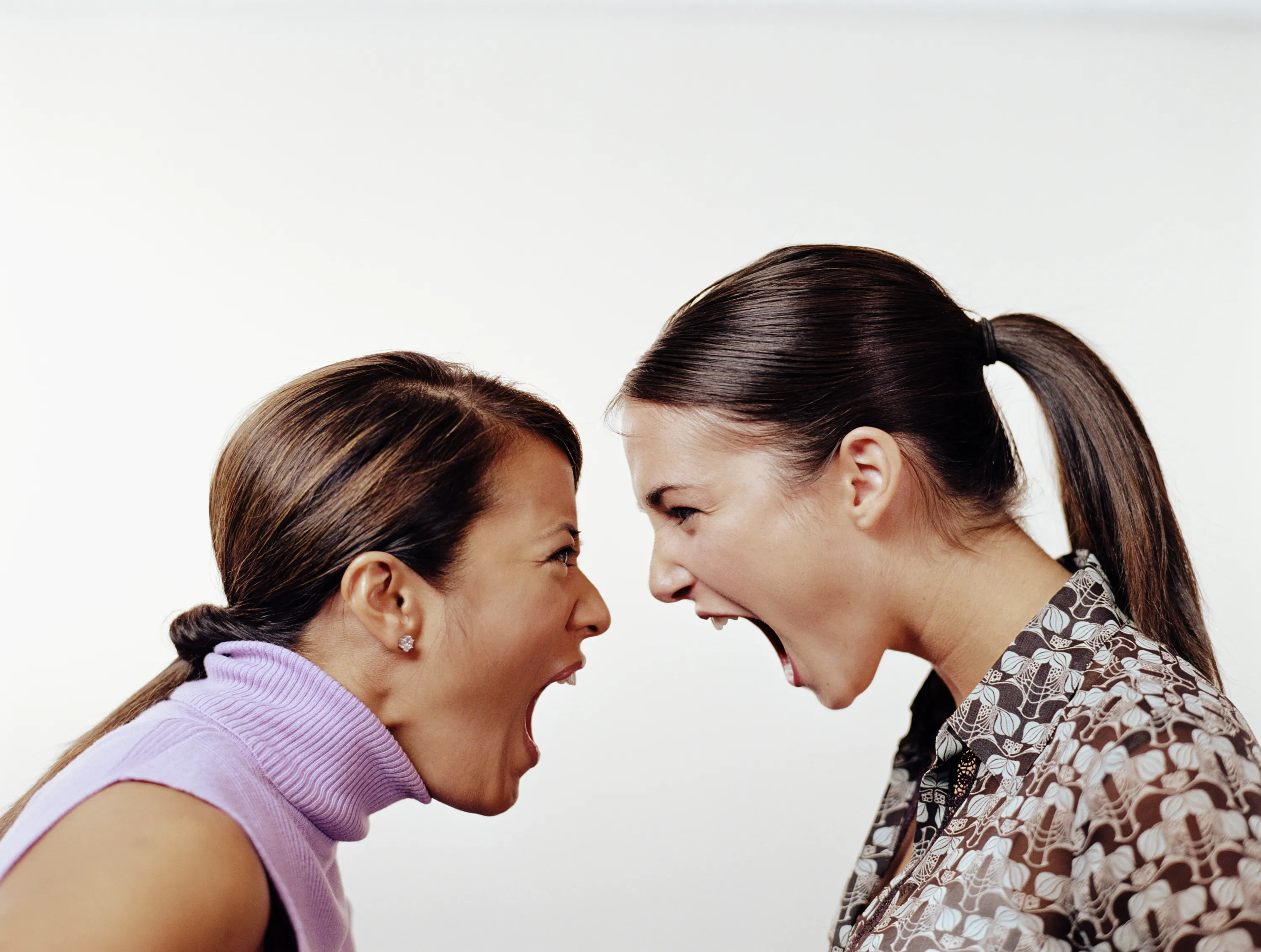 Коли спорить. Женщины ссорятся. Две женщины ругаются. Подруги ссорятся. Женщина ругается.