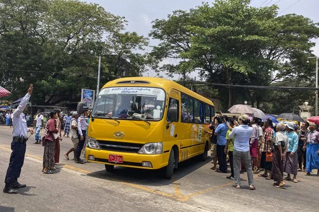 A bus carrying released prisoners leaves Insein Prison in Yangon, Myanmar Monday, April 17, 2023. Myanmar’s military government on Monday granted amnesty to more than 3,000 prisoners to mark the traditional lunar New Year holiday, but it wasn’t immediately clear if those released included the thousands of political detainees locked up for opposing army rule. (Photo by AP Photo)