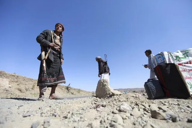 Shi'ite Houthi rebels man a checkpoint at the southern entrance to the city of Sanaa November 15, 2014. (Photo by Mohamed al-Sayaghi/Reuters)