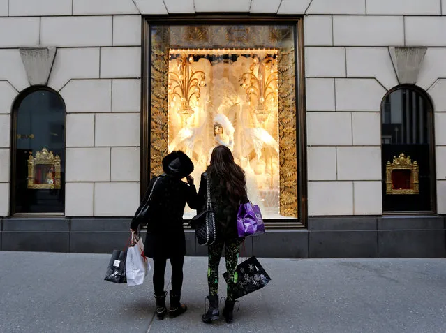 Holiday shoppers look at store windows at Henri Bendel store on 5th Avenue in New York November 23, 2012. (Photo by Brendan McDermid/Reuters)