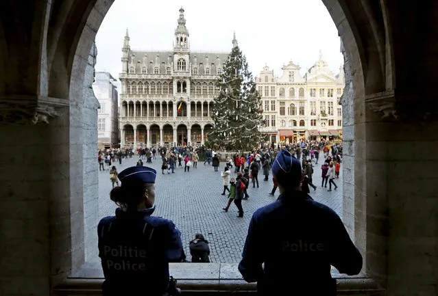 Belgian police officers stand guard on Brussels' Grand Place, December 29, 2015, after two people were arrested in Belgium on Sunday and Monday, both suspected of plotting an attack in Brussels on New Year's Eve, federal prosecutors said. (Photo by Francois Lenoir/Reuters)