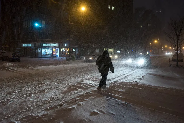 Heavy snow falls in New York's Upper West Side, Saturday, January 23, 2016, as a large winter storm rolls up the East Coast. (Photo by Craig Ruttle/AP Photo)