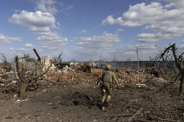 An assault unit commander from the 3rd Assault Brigade who goes by the call sign “Fedia”, runs to his position at the frontline in Andriivka, Donetsk region, Ukraine, Saturday, September 16, 2023. The brigade announced Friday they had recaptured the war-ravaged settlement which lies 10 kilometers (6 miles) south of Russian-occupied city of Bakhmut, in the country's embattled east. (Photo by Alex Babenko/AP Photo)