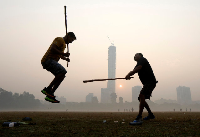 Men practice stick fighting in a public park on a winter morning in Kolkata, India, January 3, 2017. (Photo by Rupak De Chowdhuri/Reuters)