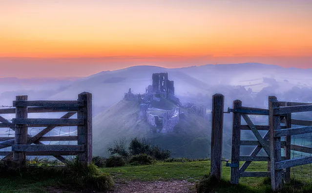 The sun bursts through the mist at Corfe Castle in Dorset, UK on a mild autumnal morning,  on September 12, 2023. (Photo by Steven Williams/Animal News Agency)