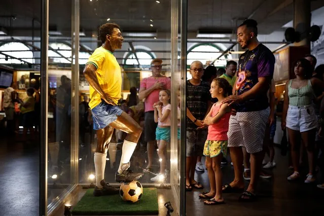 A wax sculpture of Brazilian soccer legend Pele stands in Pele Museum as people mourn his death, in Santos, Brazil on December 30, 2022. (Photo by Amanda Perobelli/Reuters)