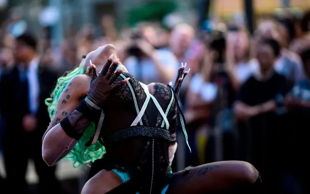 A performer competes during the “Battle of the Legends” vogueing competition outside the Met (Metropolitan Museum of Art) on June 11, 2019 in New York City. In celebration of Pride month in New York the Museum hosted a vogueing competition, a highly stylized modern house dance. (Photo by Johannes Eisele/AFP Photo)