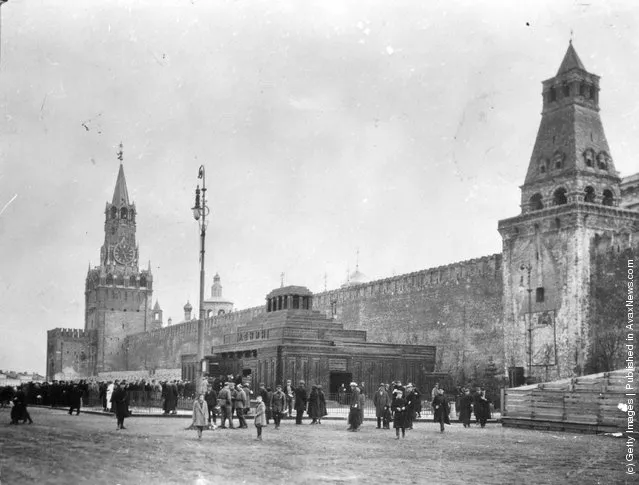 1928:  Crowds queuing outside Lenin's tomb by the Kremlin Wall, Red Square, Moscow