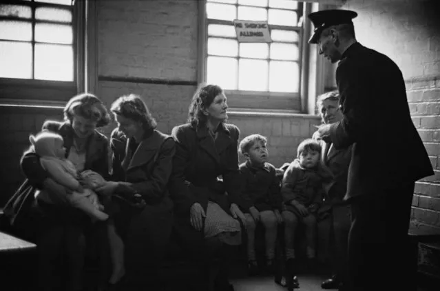Prison officer Davidson talks to a group of visitors at Strangeways Prison in Manchester, UK on November 1948. (Photo by Bert Hardy/Picture Post/Hulton Archive/Getty Images)