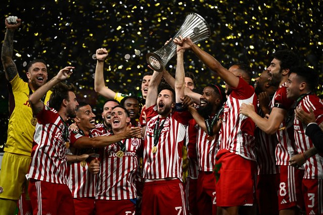 Olympiacos' Kostas Fortounis lifts the trophy as he celebrates with teammates after winning the Europa Conference League following their match with Fiorentina in Athens, Greece on May 29, 2024. (Photo by Dylan Martinez/Reuters)