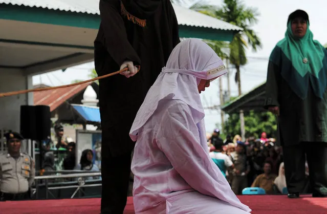 One of four Acehnese teen gets whipped for spending time in close proximity with her boyfriend who is not her husband, which is against Sharia law, in Aceh on April 18, 2017. Aceh on Sumatra island began implementing Sharia law after being granted special autonomy in 2001, an attempt by the central government in Jakarta to quell a long-running separatist insurgency. (Photo by Chaideer Mahyuddin/AFP Photo)