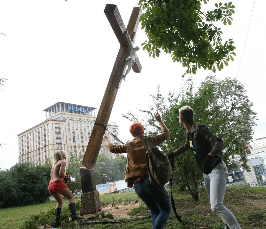 Ukraine FEMEN-activist Cuts Down Cross in Russian Female Punk Rock Band Protest