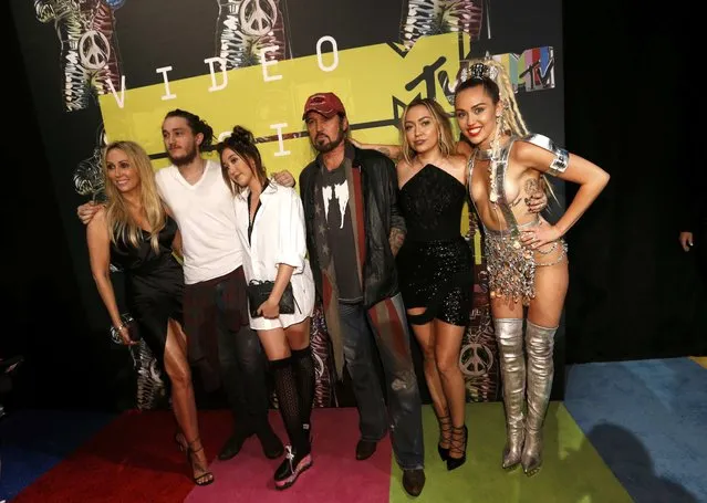 (L-R) Producer Tish Cyrus, actors Braison Cyrus, Noah Cyrus, recording artist Billy Ray Cyrus, actress Brandi Glenn Cyrus and show host Miley Cyrus pose as they arrive at the 2015 MTV Video Music Awards in Los Angeles, California August 30, 2015. (Photo by Mario Anzuoni/Reuters)