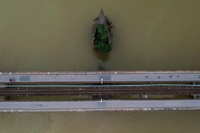 This aerial photo shows a deserted Long Bien bridge during the government imposed “complete social isolation” as a preventive measure against the spread of COVID-19 coronavirus in Hanoi on April 1, 2020. Vietnam's Prime Minister Nguyen Xuan Phuc announced on March 31 that Vietnam would be under “complete social isolation” for two weeks beginning April 1. (Photo by Manan Vatsyayana/AFP Photo)
