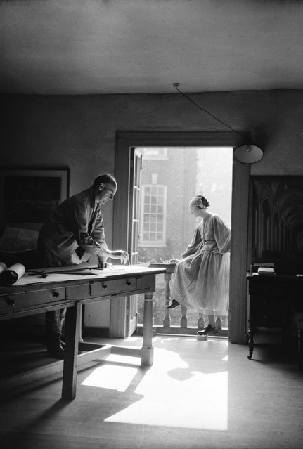 English architect Edward Maufe (1883–1974) with his wife Gladys, circa 1940. (Photo by Gordon Anthony/Hulton Archive)