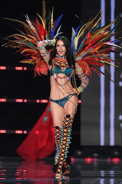 Adriana Lima presents a creation during the 2017 Victoria's Secret Fashion Show in Shanghai, China, November 20, 2017. (Photo by David Fisher/Rex Features/Shutterstock)