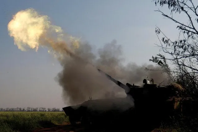 Ukrainian servicemen fire a self-propelled howitzer toward Russian positions, amid Russia's attack on Ukraine, on a frontline in Mykolaiv region, Ukraine on November 2, 2022. (Photo by Valentyn Ogirenko/Reuters)
