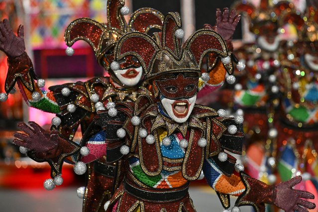 Revelers of the Mocidade Alegre samba school perform during the second night of carnival at the Sambadrome in Sao Paulo, Brazil, early on February 11, 2024. (Photo by Nelson Almeida/AFP Photo)