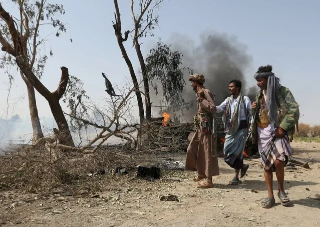 Militiamen loyal to Yemen's government inspect the site of a landmine explosion in Yemen's central province of Marib October 13, 2015. The landmine was set by Houthi militants. (Photo by Reuters/Stringer)